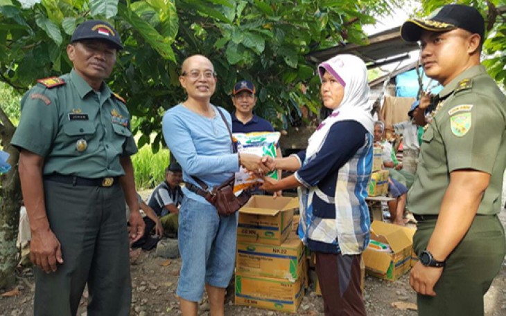 Wabup Gusnan, saat menyerahkan secara simbolis bantuan benih jagung kepada petani di Ataran Jabau Desa Muara Danau, Kamis (16/03/2017) kemarin.