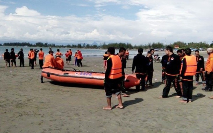  Pelatihan penyelamatan air (water rescue) pada laka laut di Pantai Jakat Bengkulu.