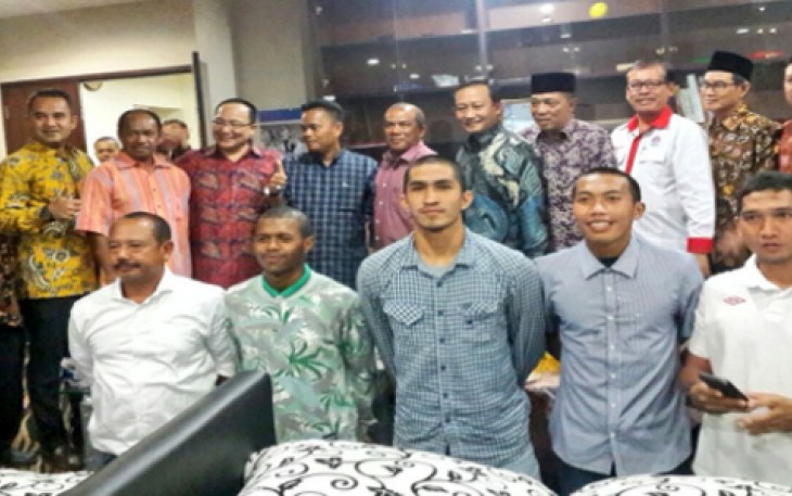  Pengurus PS Bengkulu foto bersama dengan tiga calon pemain PS Bengkulu