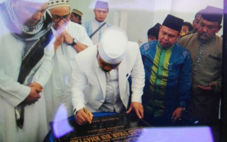 Walikota Bengkulu Helmi Hasan saat meresmikan masjid Umar Bin Khatab berkubah hijau di Jalan Kalimantan Merpati 12, Kelurahan Rawa Makmur Permai, Kota Bengkulu, Jumat (21/4). 