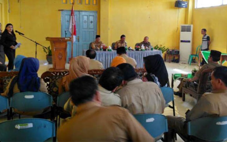 Penyampaian SK Plh Bupati Benteng di Kantor Bupati Benteng, Senin (04/2017).