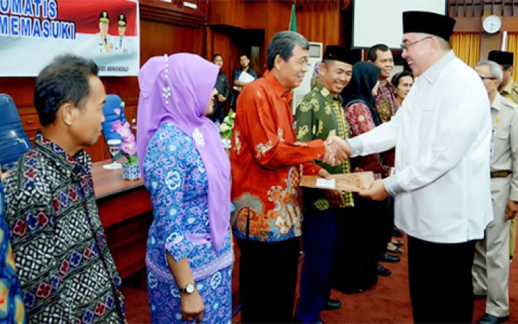 Gubernur Bengkulu Ridwan Mukti saat memberikan piagam penghargaan kepada peserta pensiun otomatis