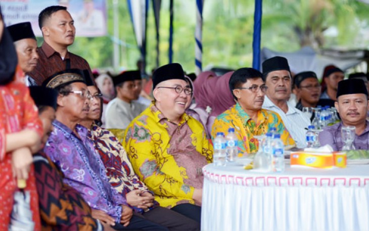Gubernur Ridwan Mukti saat berkunjung ke Desa Ulak Bandung Kecamatan Muara Sahung - Kaur, Minggu (31/4).