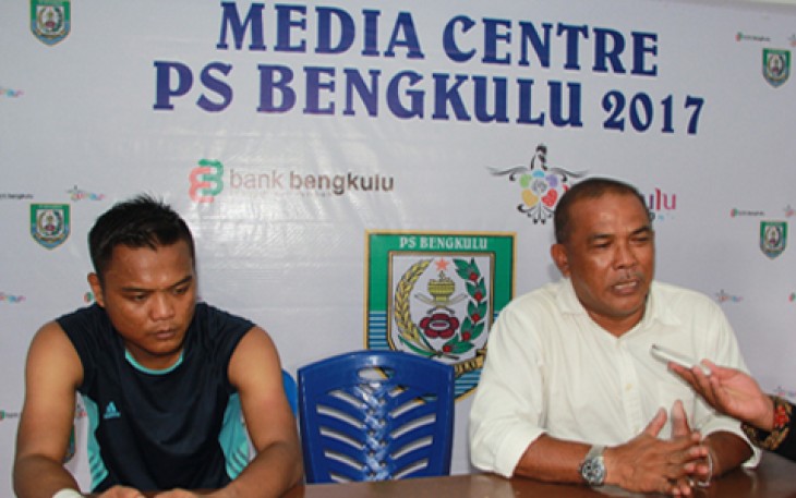 Pelatih PS Bengkulu Maman Suryaman didampingi  Kapten PS Bengkulu Supriyadi saat jumpa pers usai pertandingan melawan Persika Karawang