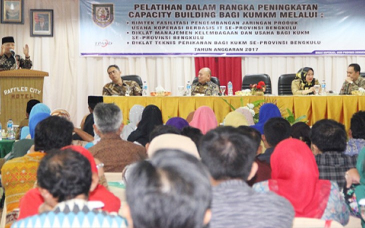 Wagub Rohidin Mersyah saat membuka secara resmi Pelatihan Capacity Building bagi KUMKM Se-Provinsi Bengkulu, Selasa (09/05).