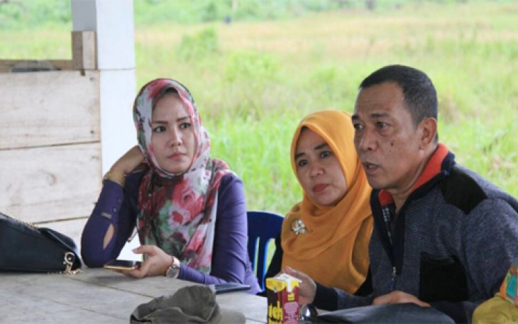Kepala Dinas Ketenaga Kerjaan dan Transmigrasi (Disnakertrans) Provinsi Bengkulu Sudoto saat berdialog dengan warga