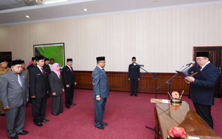 Gubernur Bengkulu Ridwan Mukti saat merotasi sejumlah pejabat eselon II, Rabu (07/06).