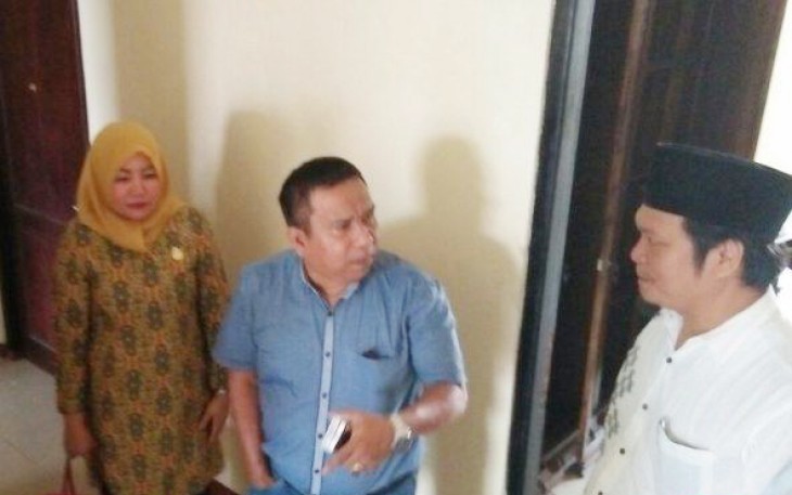 Anggota Komisi II Ir. Muharamin dan Yulia Susanti SH, MH (kemeja biri dan batik kuning)