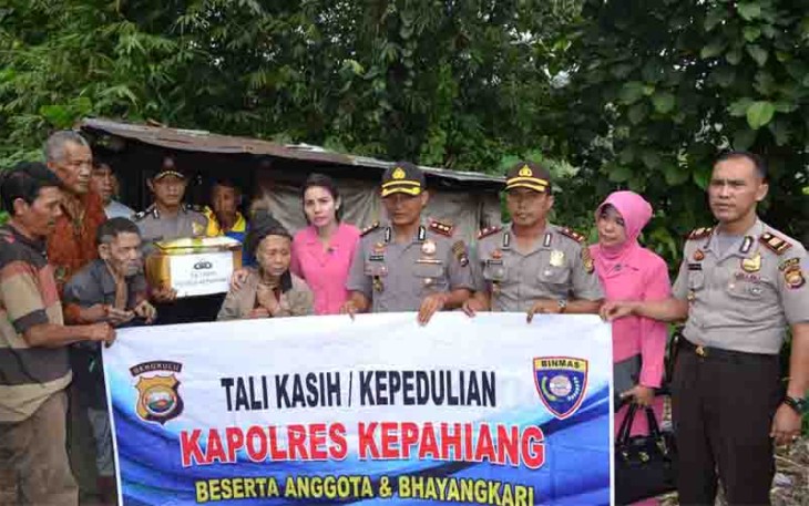 Pemberian bantuan oleh Kapolres Kepahiang. Foto: (tribratanewsbengkulu)