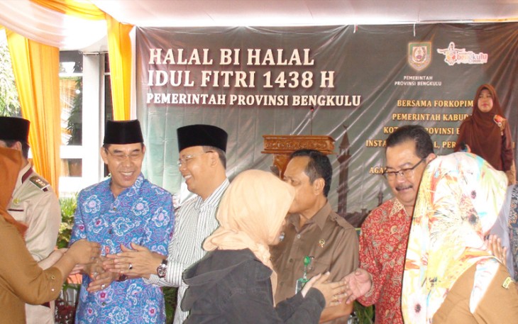 Halal Bihalal di Pelataran Lapangan Apel Kantor Gubernur, Senin (03/07).
