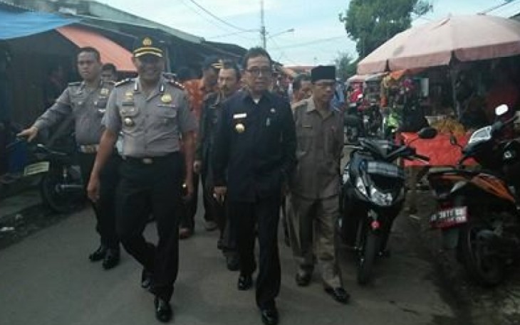 Bupati Kepahiang Hidayatullah Sjahid saat melakukan blusukan ke Pasar Kepahiang
