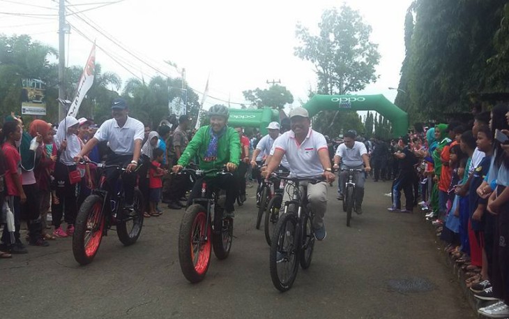 Menpora saat mengikuti rangkaian Gowes Pesona Nusantara (GPN) Etape Ratu Samban dan Gala Desa di Alun-Alun Rajo Malim Paduko, Bengkulu Utara.