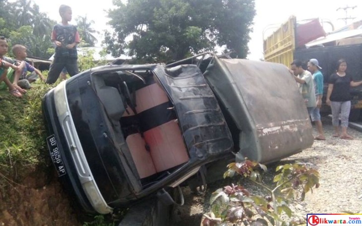 Mobil terbalik dan ringsek