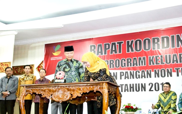 Penandatanganan naskah MoU program validasi data rumah tangga miskin bekerjasama dengan kampus.
