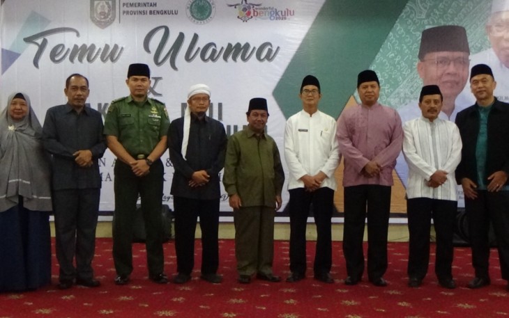 Foto bersama dengan Ketua dan pengurus MUI Provinsi, para tokoh ulama, serta unsur Forkompinda Provinsi Bengkulu.