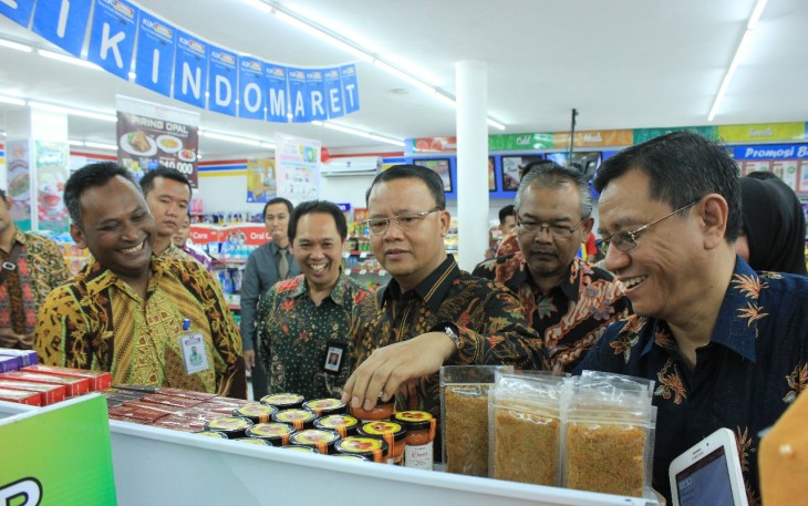 Launching Produk UKM Ditandai Dengan Pelepasan Balon Dilanjutkan Meninjau Produk UKM Yang Dipasarkan
