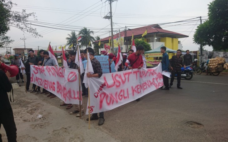 Puluhan pendemo saat berorasi di depan kantor DPRD Provinsi Bengkulu