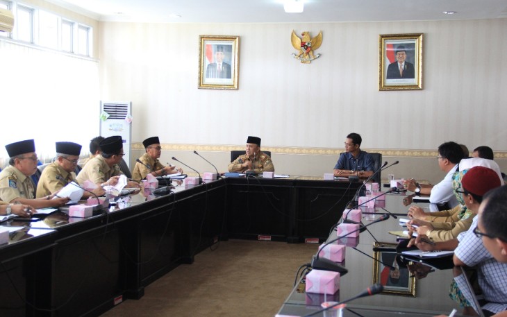 Sekda Nopian Andusti saat memimpin Rapat Koordinasi Percepatan Pembangunan Listrik Pedesaan di Ruang Rafflesia Pemprov Bengkulu II