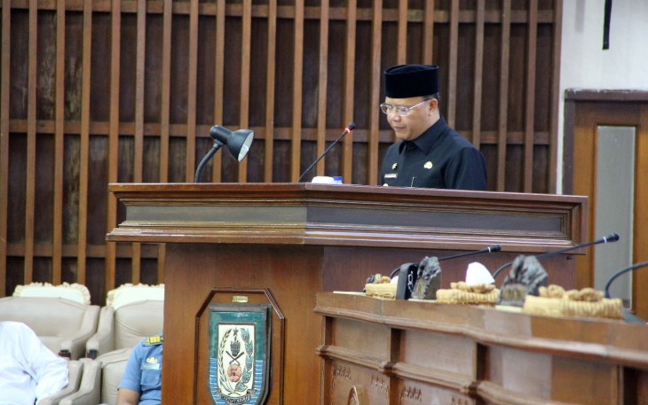 Plt Gub Rohidin Mersyah Menyampaikan Rancangan Peraturan Daerah dalam Rapat Paripurna