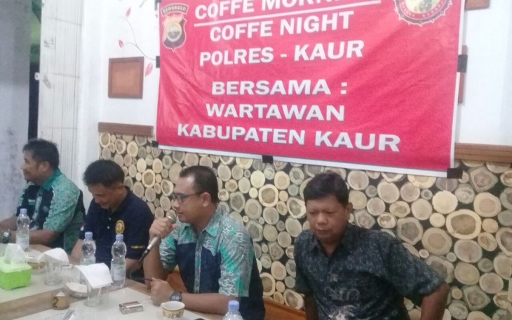 Kapolres Kaur Heru Prianggodo didampingi Wakapolres Afrizal, Kasat Intel Candra Purmana,SH dan para awak media saat ngopi bareng