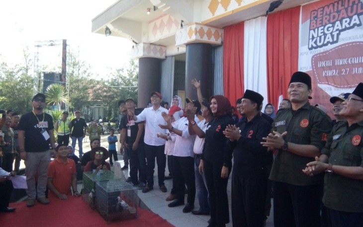 Empat paslon Walikota Bengkulu saat melepas burung merpati