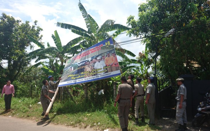 Petugas satpol PP saat melakukan penertiban