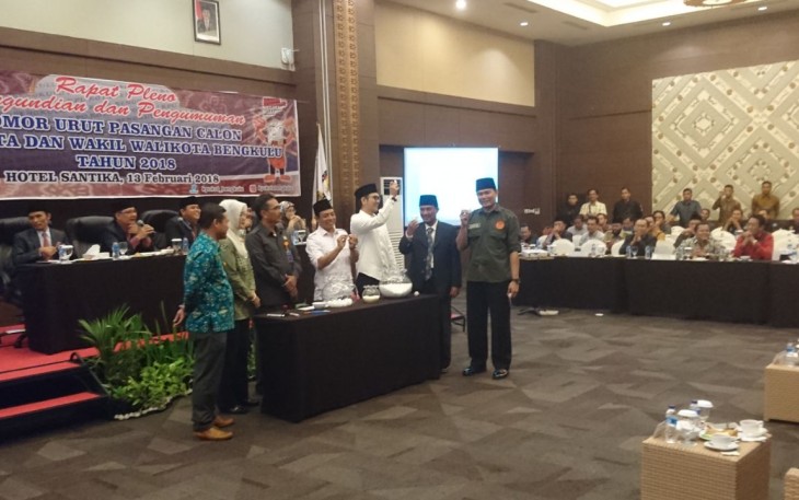Paslon Walikota dan Wakil Walikota Bengkulu saat mengambil pengundian nomor urut