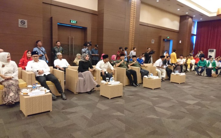 Empat paslon saat mengikuti Rapat pleno penetapan pasangan calon Walikota dan Wakil Walikota Bengkulu,Senin (12/02/2018) di Hotel Santika Bengkulu.