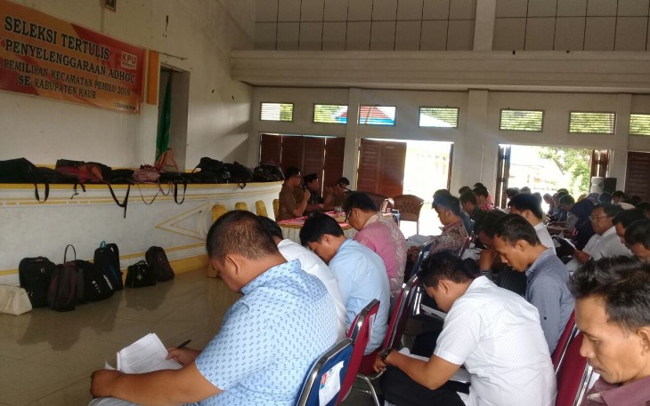 Ratusan calon PPK nampak serius mengikuti tes tertulis,  Rabu (07/02/2018) di Gedung Serba Guna Padang Kempas Kabupaten Kaur.