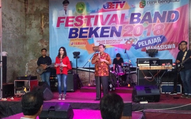 Pejabat Wali Kota Bengkulu Budiman Ismaun Memberikan Sambutan Dalam Festival Band
