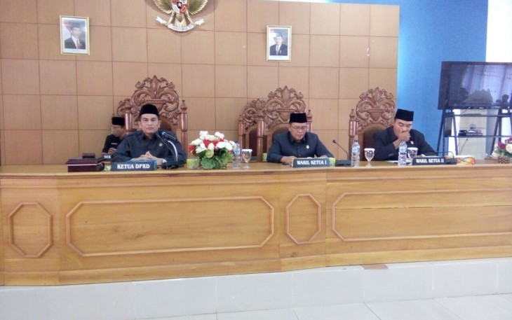 Rapat Paripurna mendengarkan jawaban pihak Eksekutif atas pandangan umum fraksi-fraksi DPRD Bengkulu Utara