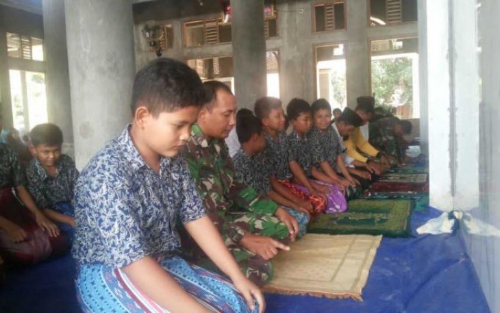 Satgas TMMD Reguler ke-101 Kodim Pati salat Jumat di Masjid Baitussalam Desa Godo