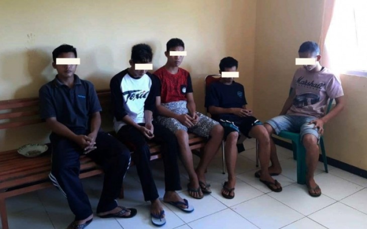 Kelima terduga pelaku pemerkosaan secara bergilir akhirnya menyerahkan diri ke Polisi