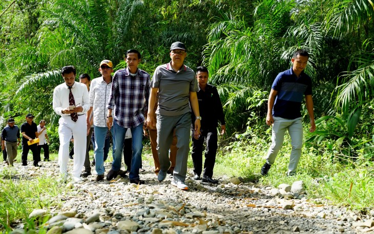 Plt Gubernur Meninjau jalan Datar Lebar - Mentiring Kab Kaur.