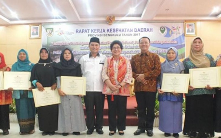 Menkes Nila F Moeloek (tengah) saat menghadiri Rapat Kerja Kesehatan Daerah (RAKERKESDA) Propvinsi Bengkulu pada 13 Mei 2017 lalu.
