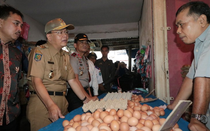 Plt Gubernur Bengkulu DR. H. Rohidin Mersyah,M. MA dan Kapolda Bengkulu Brigjen Pol. Drs. Coki Manurung, SH, M. Hum saat memantau harga pangan di Pasar Tradisional Panorama, Lingkar Timur, Kota Bengkulu, Senin, (04/06/2018).