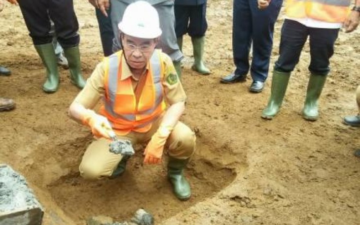 Bupati Rejang Lebong Ahmad Hijazi Saat Meletakan Batu Pertama