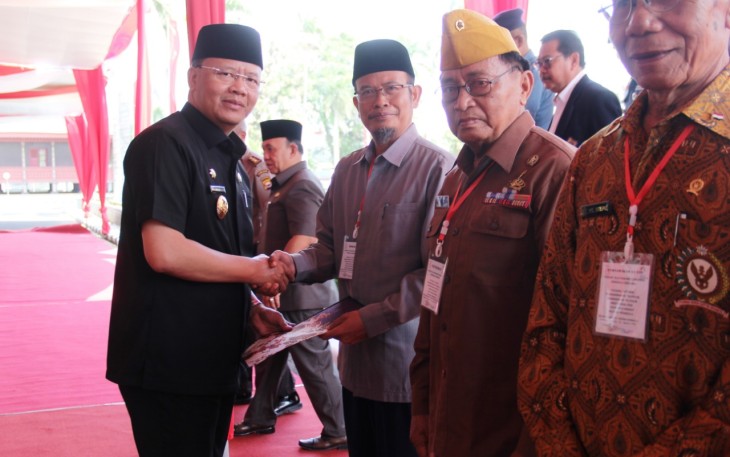 Penyerahan piagam dan cinderamata kepada perwakilan Veteran Bengkulu.