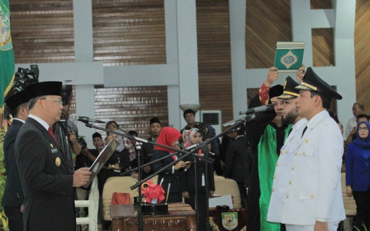 Plt Gubernur Rohidin Mersyah melantik Walikota Terpilih Helmi Hasan dan Dedi Wahyudi di Gedung Serba Guna Pemprov Bengkulu