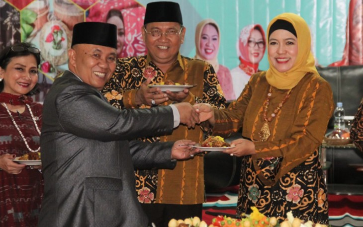 Sekda Nopian Andusti bersama Ketua Dekranasda Provinnsi Bengkulu, Derta Wahyulin