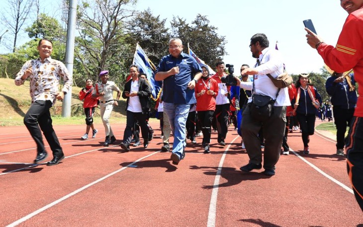 Mendes PDTT Eko Putro Sandjojo dan Menpora Imam Nahrowi membuka kegiatan porseni politeknik se-Indonesia di stadion Universitas Indonesia,Senin (3/9).
