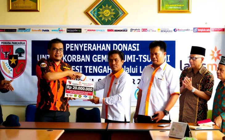 Penyerahan donasi ke Lazismu oleh Ketua MPC Kota Bengkulu Erlan Oktriandi