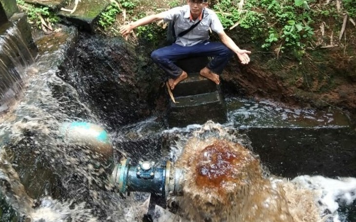 Warga Desa Lubuk Banyau saat menunjukkan lokasi sungai yang tercemari limbah PT SIL