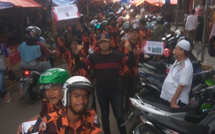 Pemuda Pancasila saat melakukan penggalangan dana