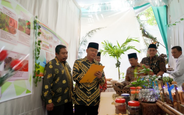 Buka Festival Kehutanan, Plt Gub Rohidin Mersyah tinjau stand stand pengelolaan perhutanan sosial.