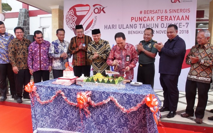 Pemotongan tumpeng dan kue ulang tahun oleh Kepala OJK Provinsi Bengkulu Yan Syafri.