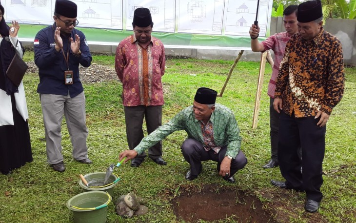 Ketua Pimpinan Wilayah Nahdlatul 'Ulama Provinsi Bengkulu. Prof. Dr. H. Sirajuddin, M. M.Ag,MH Melakukan Peletakan Batu Pertama Pembangunan Masjid Baitus Salam Munawaroh