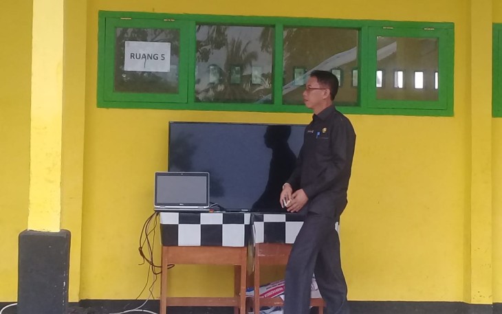 Sekda Kaur saat memantau jalannya tes cpns