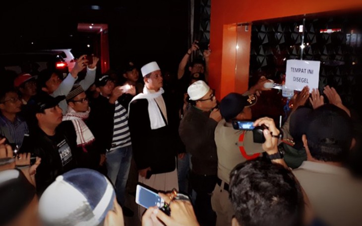 Wakil Walikota Dedy Wahyudi saat penyegelan di Aleksis’X.