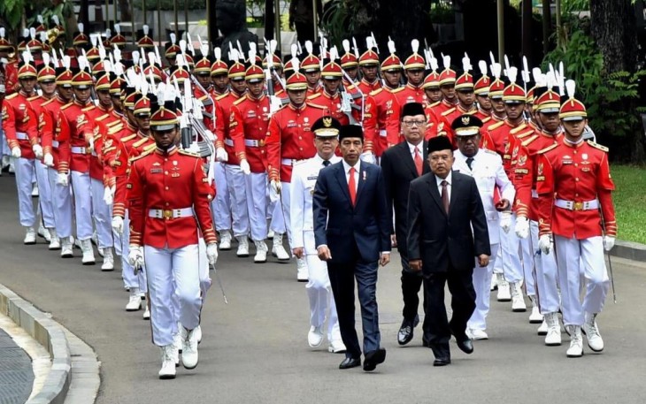 Presiden Jokowi dan Wapres Jusuf Kalla bersama Gubernur Bengkulu dan Gubernur Riau jelang pelantikan. Foto: Twitter @jokowi